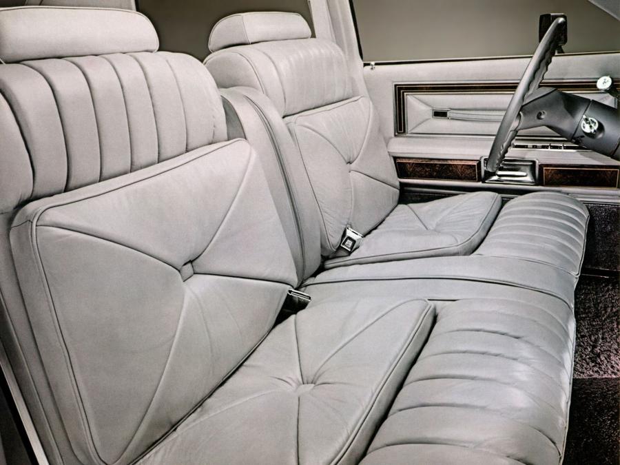  Lincoln Continental Town Car 1976 года  (фото 8 из 21)